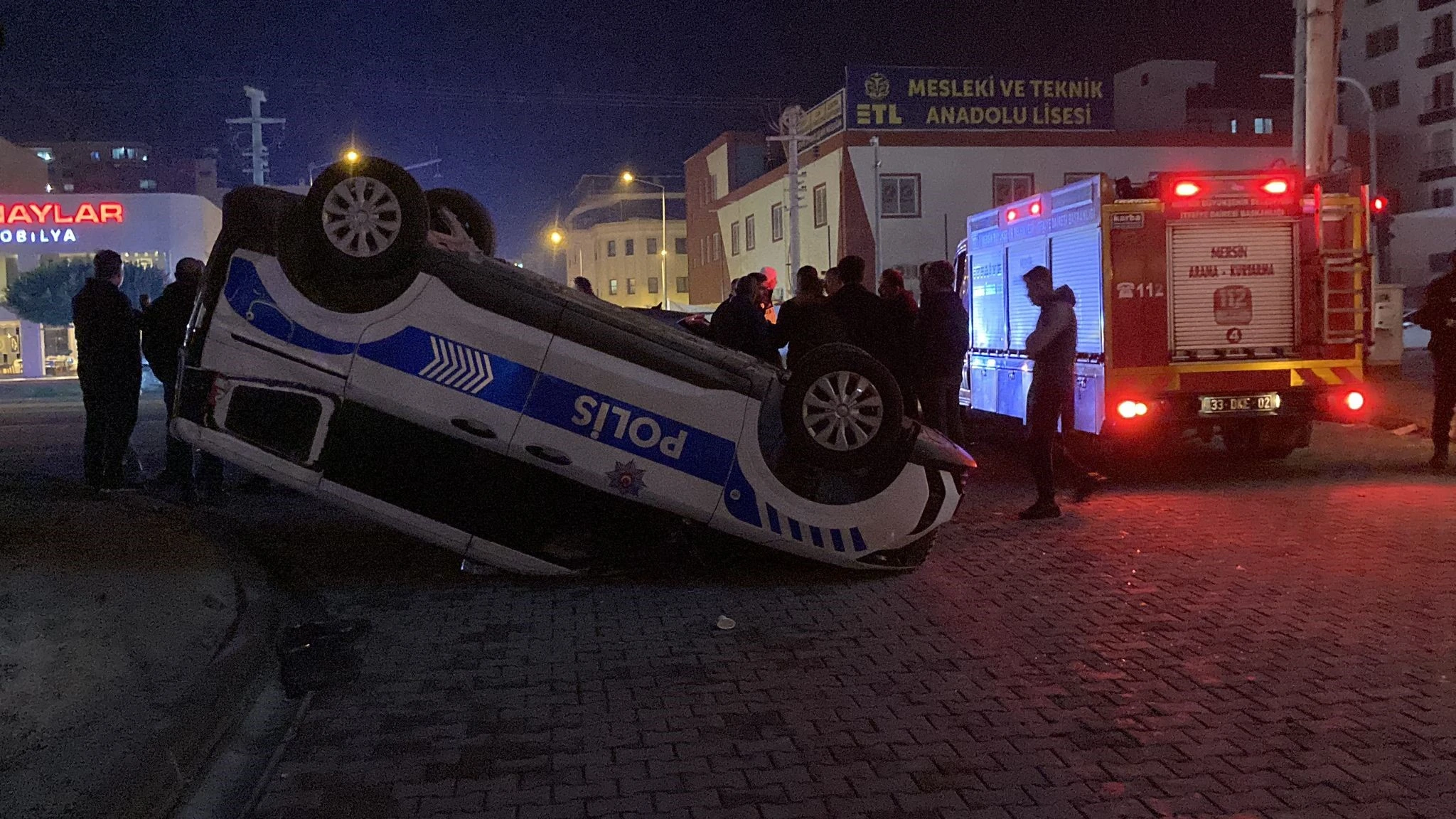 Polisin ekip aracı çarpışmayla ters döndü