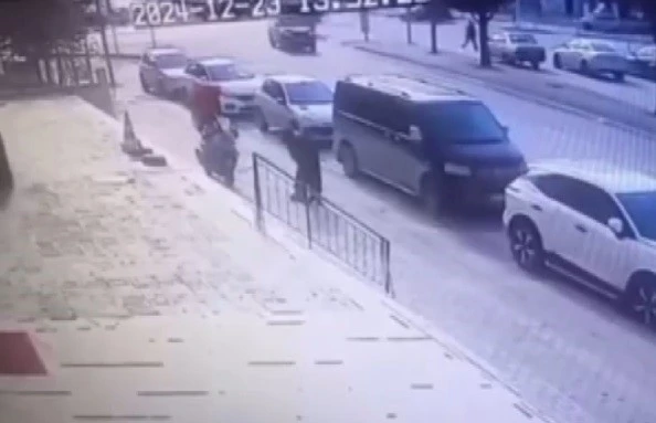 Kahraman kuryeden hayat kurtaran davranış! Boğazına şeker kaçan çocuğu böyle kurtardı