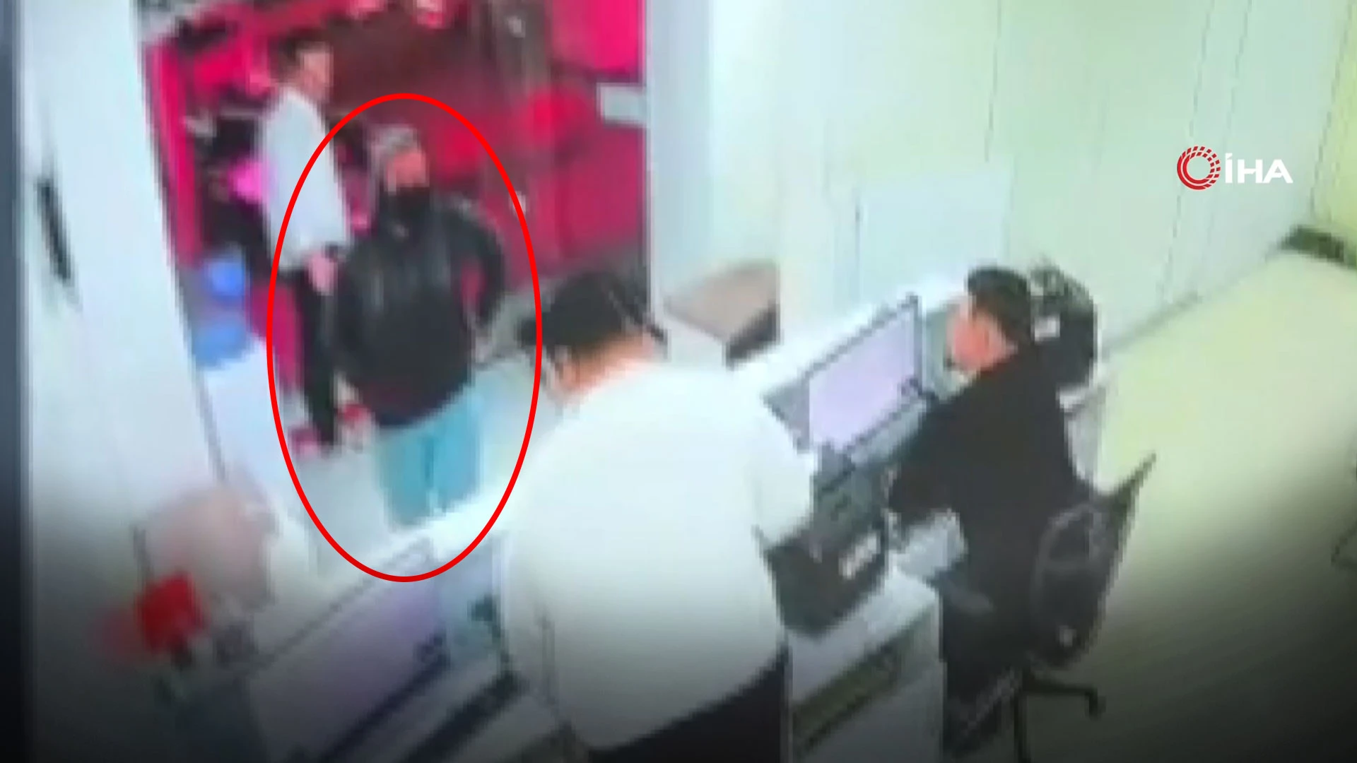 Döviz bürosuna silahlı soygun! Çalışanı rehin alarak kaçtı
