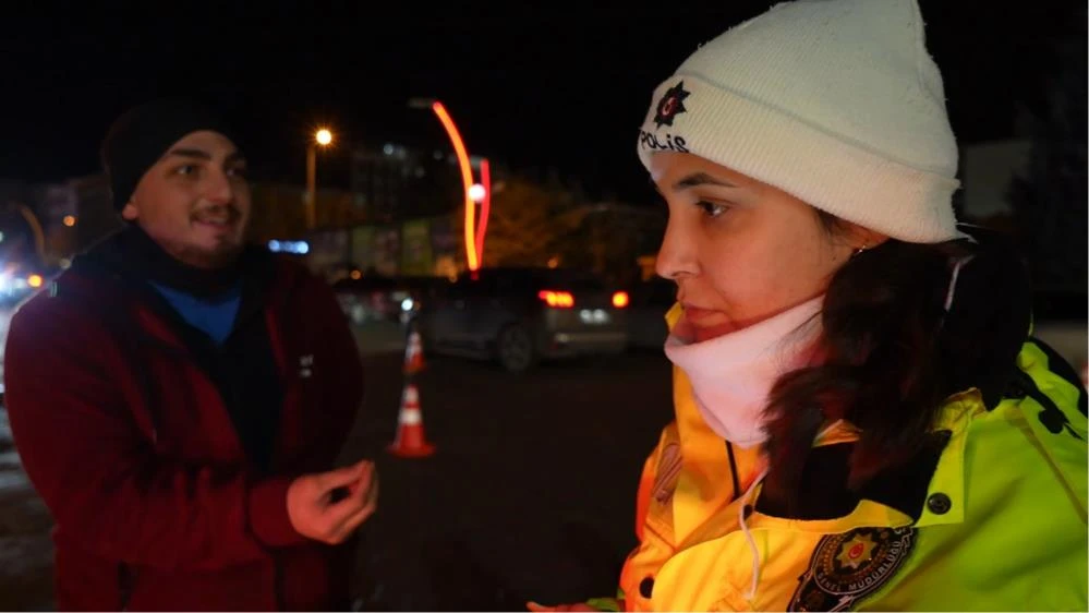 Kasksız diye ceza yiyen sürücünün yalvarışı! 'Abla ne olur yapma'