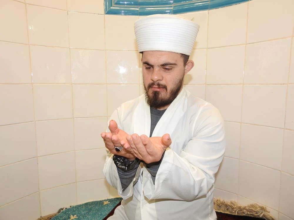 Down sendromlu Emre Lök'ün Kur'an-ı Kerim ve cami aşkı