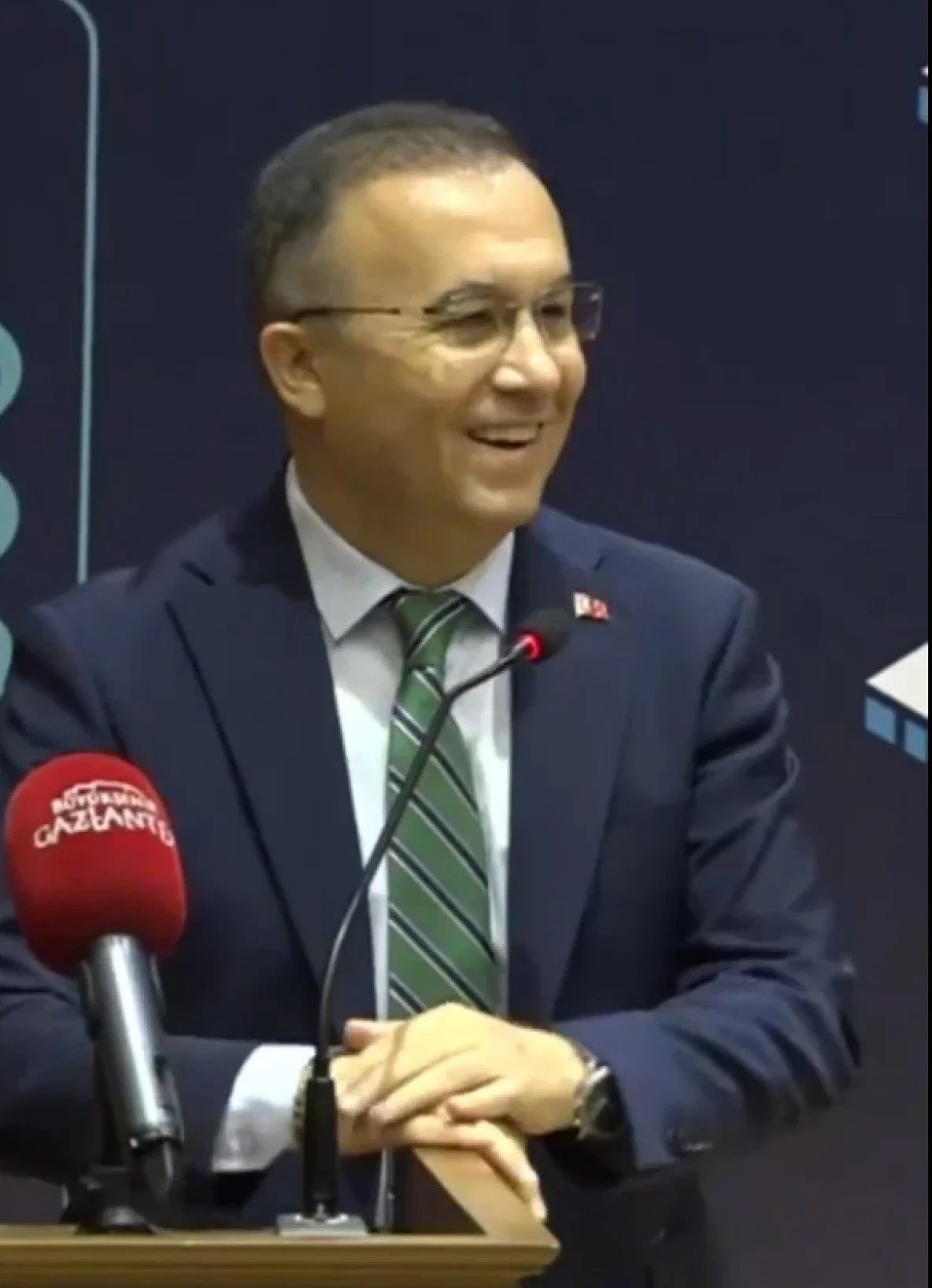Gaziantep protokolünün kürsüyle imtihanı! Vali bütün salonu kahkahaya boğdu