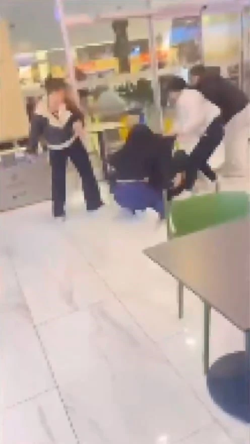 Alışveriş merkezinde genç kızlar saç saça baş başa kavga etti!