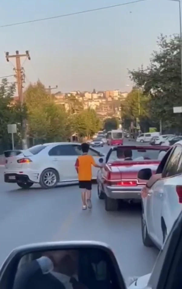 Seyir halindeyken otomobiliyle dehşet saçtı