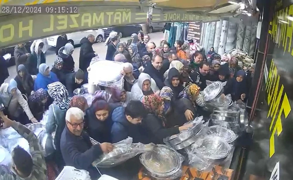 Ucuz ürün için birbirlerini ezdiler! İzdiham anları kamerada