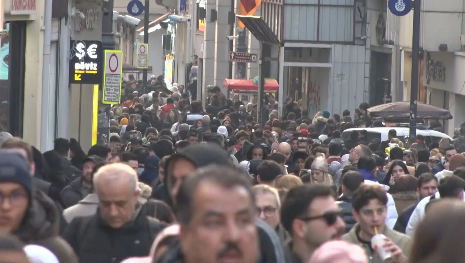 İstanbul'da yılbaşı denetimleri: Taksim'de kutlamalar mercek altında
