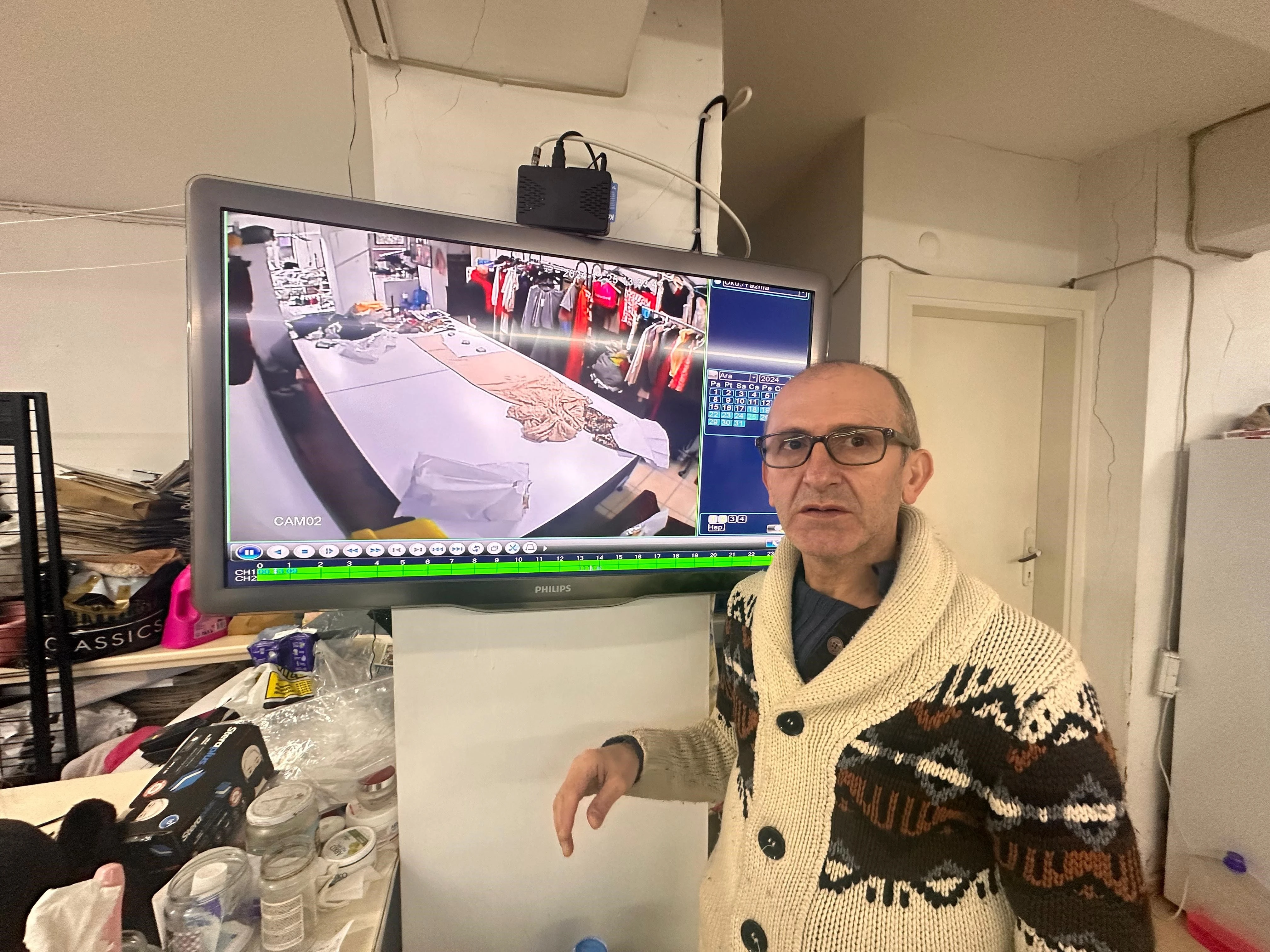 Terzi görüntüleri izleyince şoke oldu! Zarfları teker teker böyle çaldı
