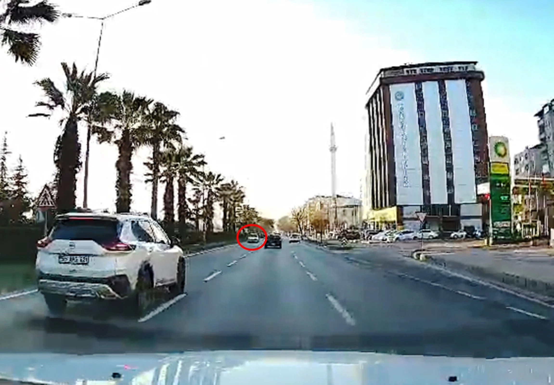 Trafikte dakikalarca ters yönde ilerledi! Sürücülerin dikkati faciayı önledi!