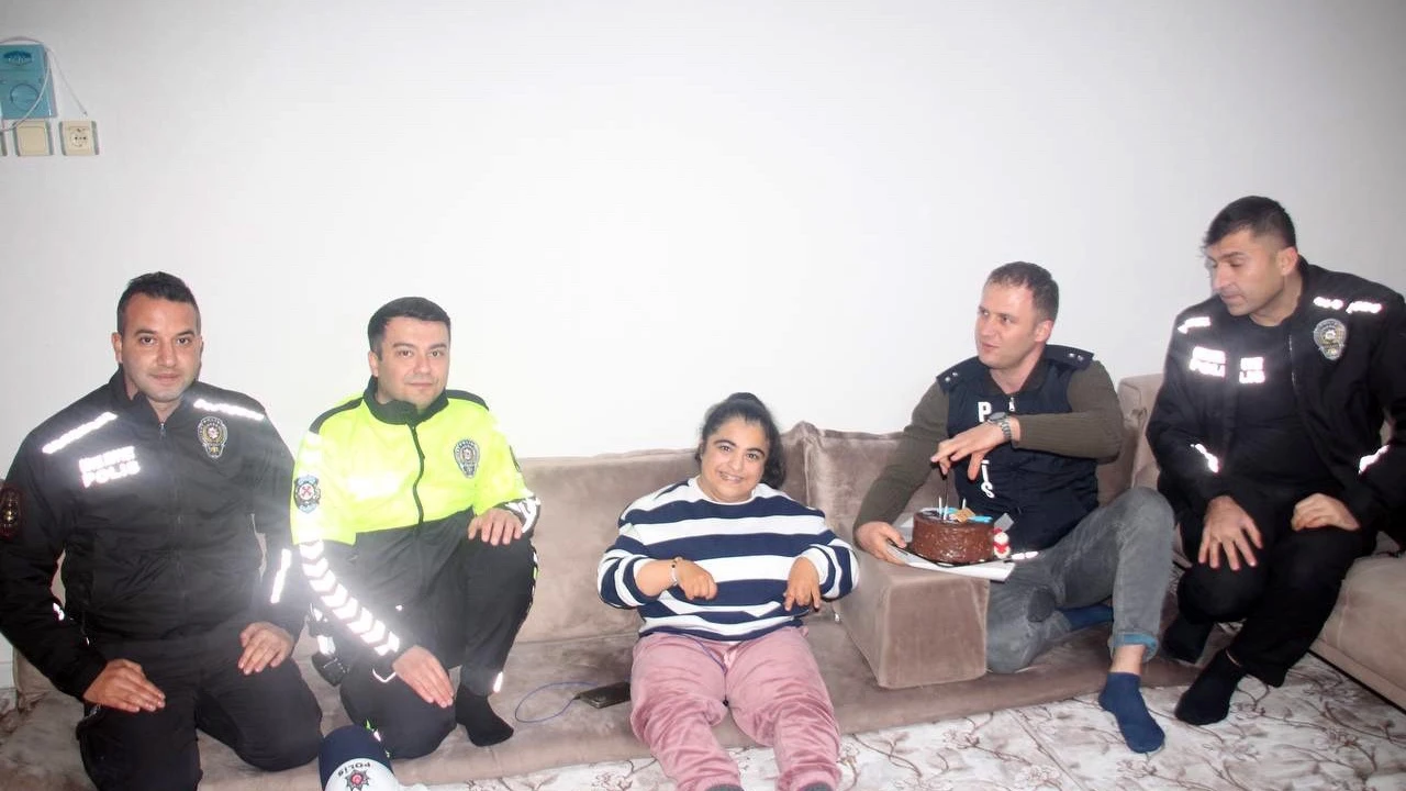 Yürekleri ısıtan görüntüler! Polis ekiplerinden engelli kıza unutulmaz doğum günü hediyesi
