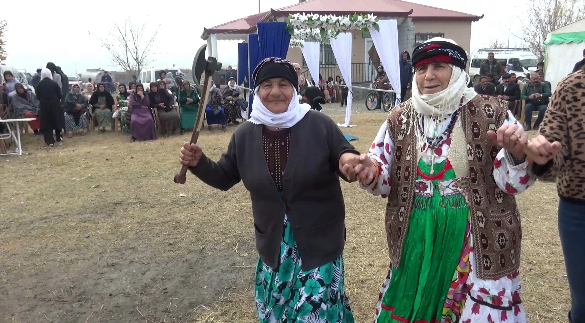 Halay başını kimseye kaptırmak istemeyen kadın herkesi şoke etti! Baltayla bekledi