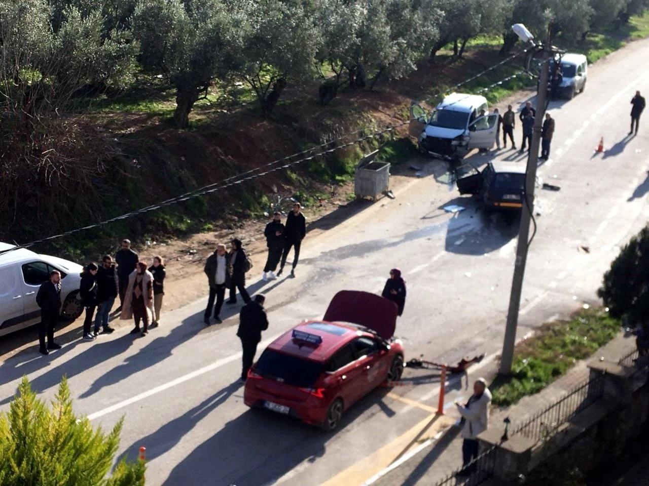 Otomobillerin kafa kafaya çarpıştığı dehşet anları kamerada!