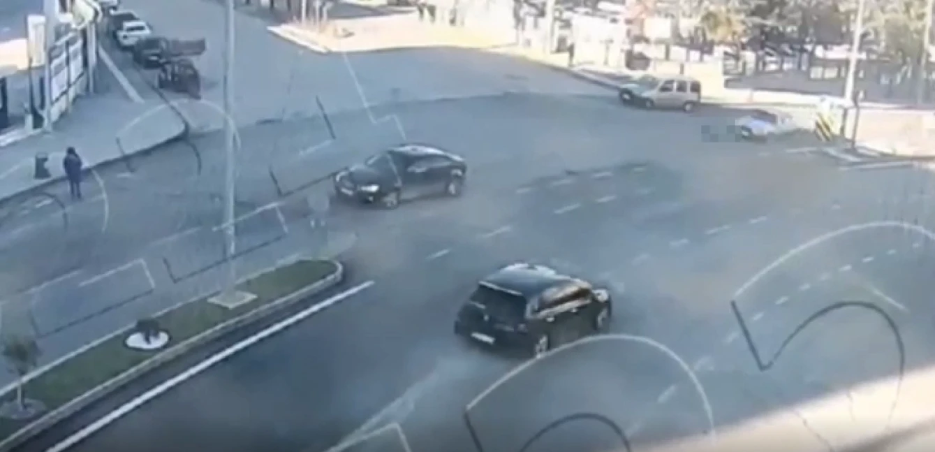 Korkunç ölüm! Üstünden 3 otomobil geçti: O anlar kamerada