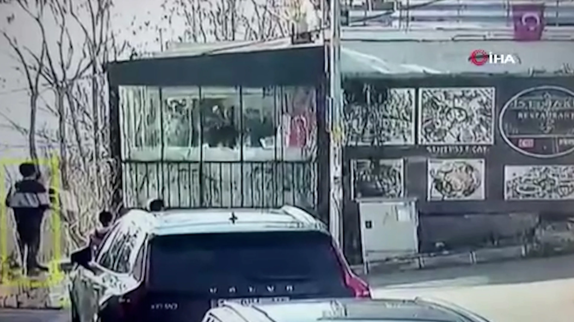 Restoranda silahlı kavga! Çocukları umursamadan dehşet saçtılar