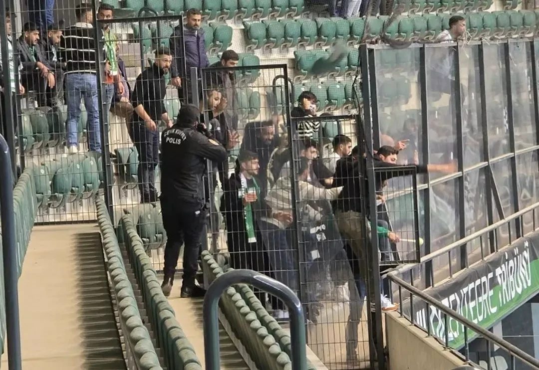 Maç değil savaş alanı! Kocaelispor maçında çıkan olaylar sonrası polis yaralandı