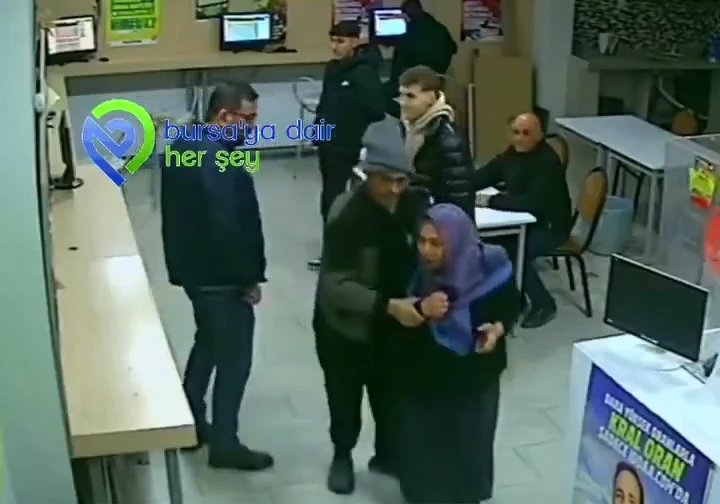 Yaşlı kadın, kumar oynarken yakaladığı eşini dövdü! Sinirden motosikleti bile devirdi