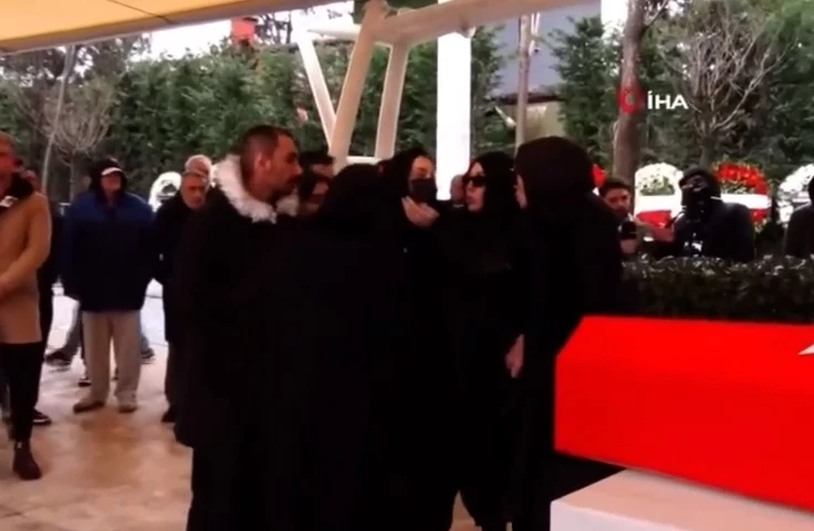 Ferdi Tayfur'un cenaze töreninde büyük kavga! Kızı Tuğçe Tayfur ve yeğeni birbirine girdi