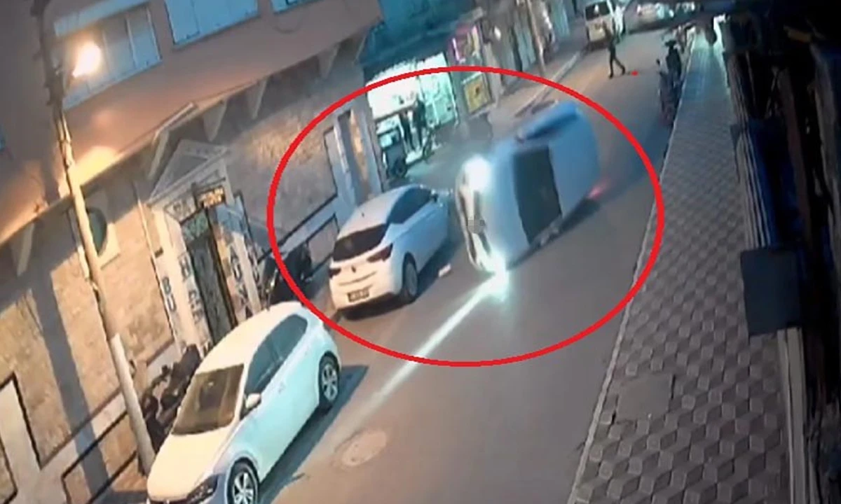 Park halindeki otomobile çarpıp takla attı! O anlar kamerada