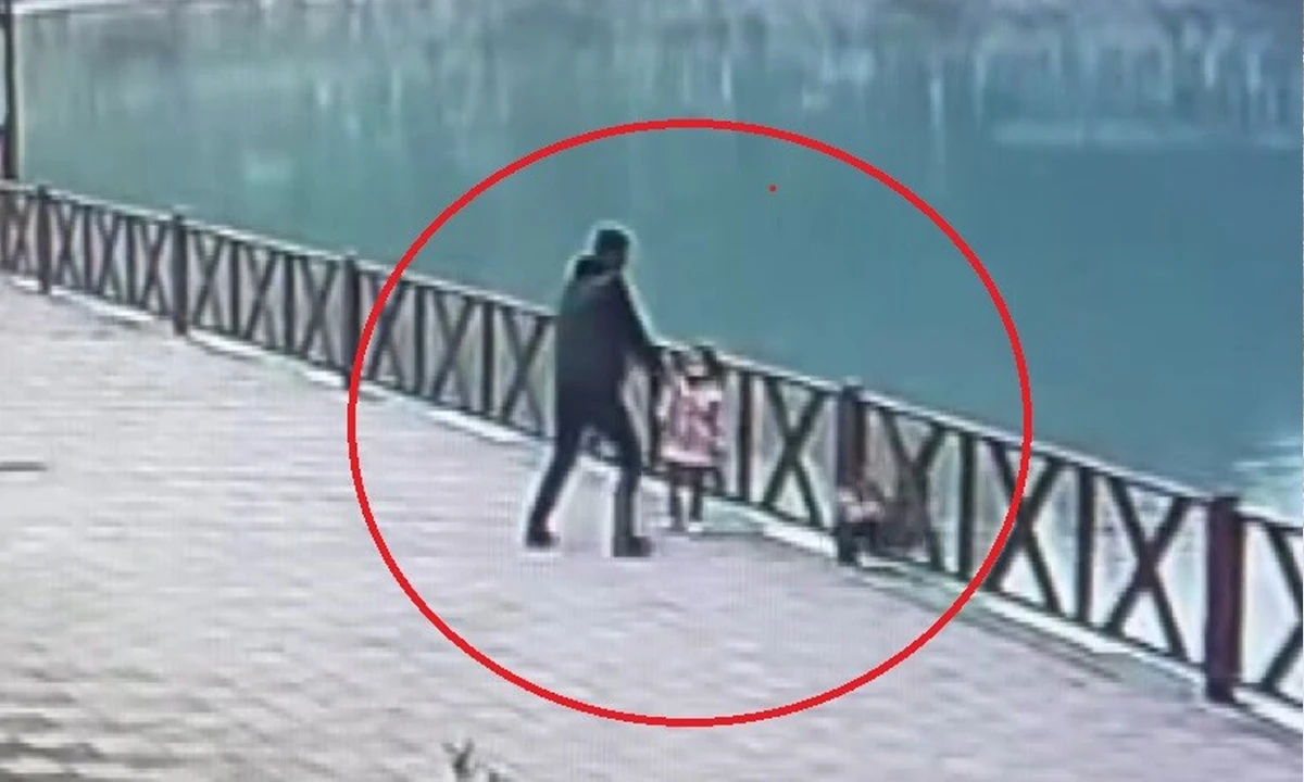 Göle düşen çocuğu kurtarmak için bir saniye bile düşünmedi! Kahraman baba kamerada