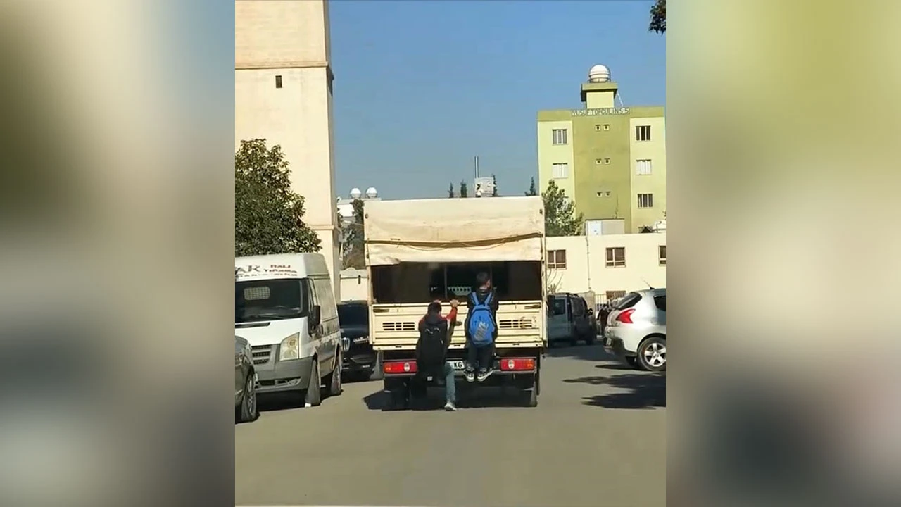 Hayatlarını tehlikeye attılar! Çocukların tehlikeli yolculuğu yürekleri hoplattı