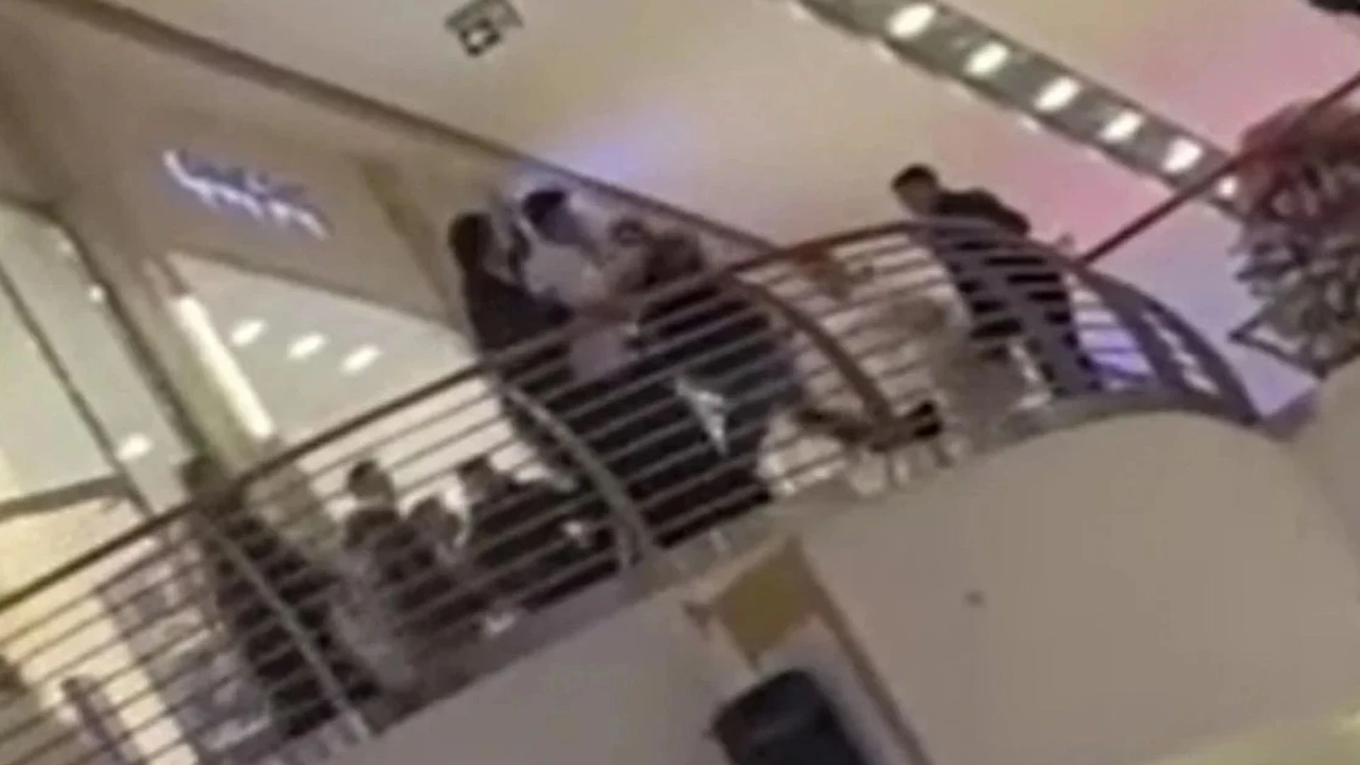 AVM'de tekmeli yumruklu kavga saniye saniye kamerada!