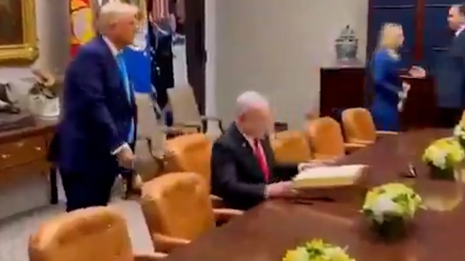 Trump'ın Netanyahu'nun sandalyesini ittiği görüntüler gündem oldu