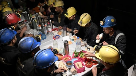 Yerin 520 metre altında iftar! Somalı madenciler oruçlarını görev başında açıyor - Ramazan