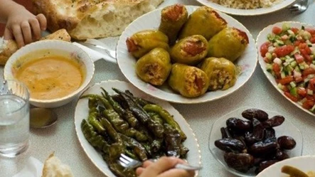 İftarda hızlı yemek yiyenler dikkat! Uzman isim kritik dakikayı verdi - Saglik
