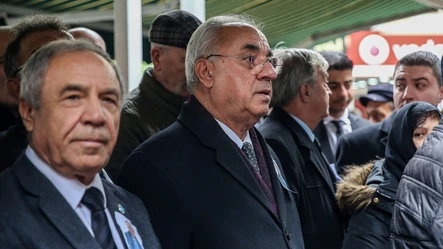 Cumhur İttifakı'na katılan DSP lideri Önder Aksakal'a cenazede protesto: 3 koltuğa partiyi sattılar - Politika