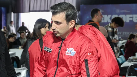 Selçuk Bayraktar'dan TEKNOFEST açılışında çarpıcı ifadeler: 'Bu topraklarda misafir değiliz, ev sahibiyiz' - Teknoloji