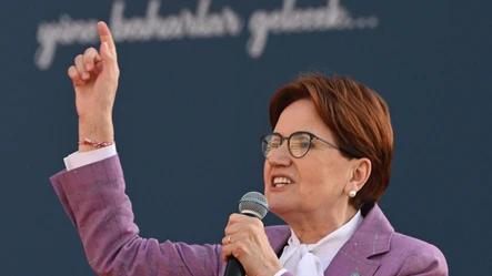 Meral Akşener’den bir ilk! Eşi ile birlikte ilk defa mitingde poz verdi - Secim-2023