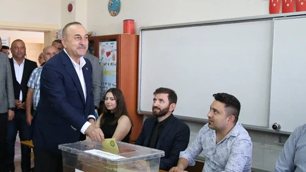 Bakan Çavuşoğlu sandık başında: Zarfa zor sığdı - Secim-2023