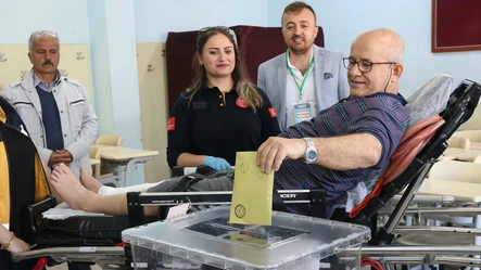 Oy kullanmaya ambulans ile gitti - Secim-2023