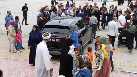 Seçmenlerin TOGG ilgisi! Okulun bahçesinde cep telefonlarına sarıldılar  - Secim-2023