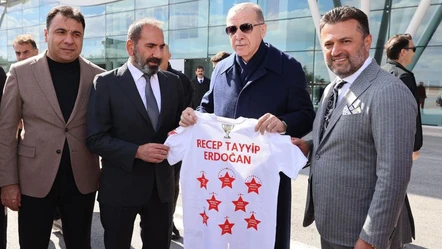 Sivasspor, Cumhurbaşkanı Erdoğan'a özel forma hediye etti - Spor