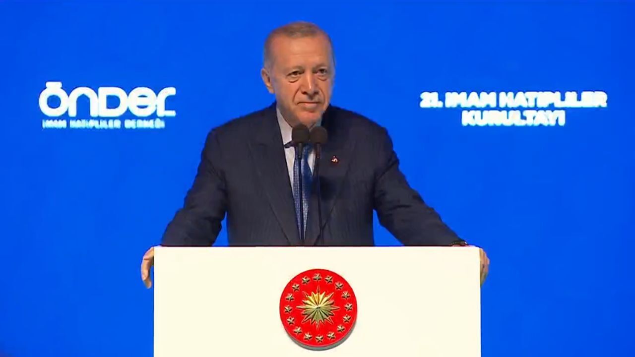 Son dakika | Cumhurbaşkanı Erdoğan’dan teğmenlerin resmi olmayan yemin törenine tepki: Siz kime kılıç çekiyorsunuz! - Politika