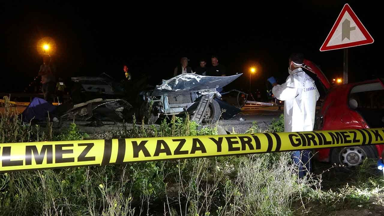 Burdur'da feci kaza! Taklalar atarak karşı şeritteki aracın üzerine uçtu: 2 ölü, 3 yaralı - Gündem