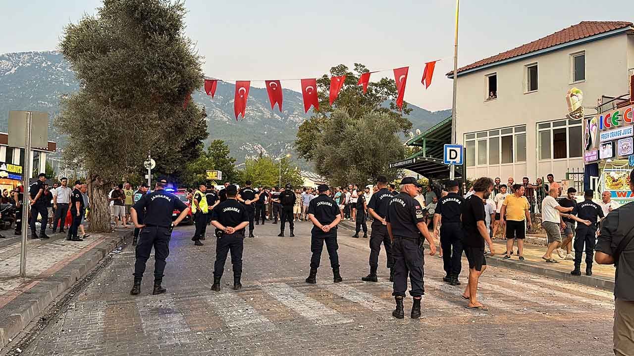 Ortalık bir anda savaş alanına döndü: Silahlı şişeli taşlı kavgada 13 kişi yaralandı! O anlar kamerada - Gündem