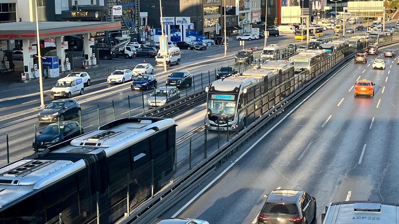 Metrobüsün iki tekerleği yerinden fırladı: Yolcular faciadan döndü - Gündem