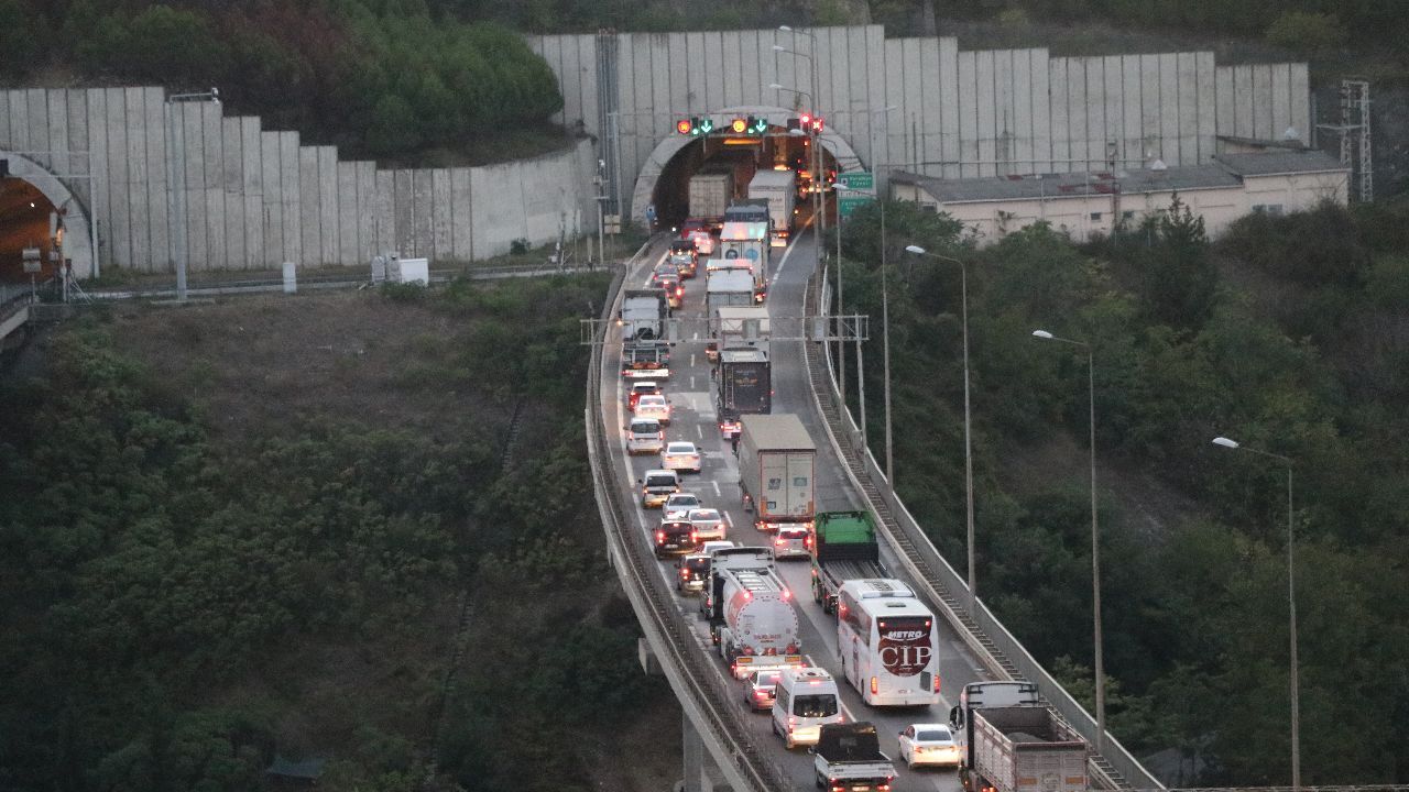 TEM'de 3 tır birbirine girdi, İstanbul yolu kilit! 11 kilometre kuyruk var - Gündem