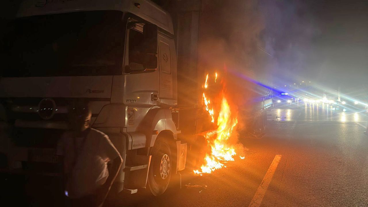 MDF yüklü tır alev alev yandı, İstanbul yönü trafik sıkıştı - Gündem