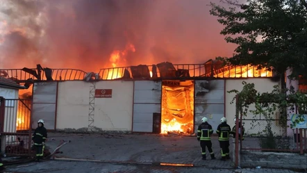 Son dakika | Kayseri'de büyük yangın! Keçe fabrikası alevler içinde kaldı - Gündem