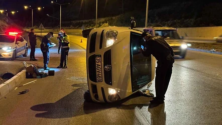 Bordür taşına çarpan otomobil devrildi, sürücü olay yerinden kaçtı - Gündem