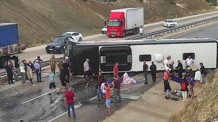 Antalya'da feci kaza! Yolcu otobüsü devrildi, yol kapatıldı: Çok sayıda yaralı var - Gündem