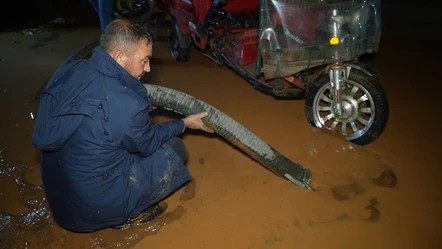 Kırıkkale'de sağanak yağış sel getirdi: Akıntıya kapılan kız çocuğu yürekleri ağza getirdi - Gündem