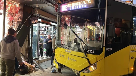 İETT otobüsü gelinlikçi dükkanına daldı, mağazadakiler şoka uğradı - Gündem