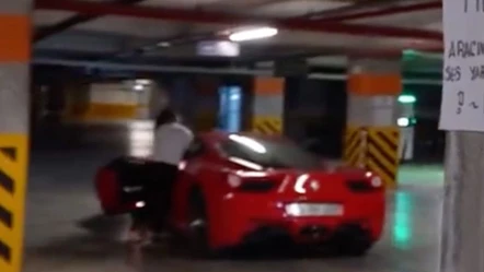 Ferrari marka aracı başına bela oldu! Komşuları bu uyarıyı astı: Her gün aynı çileyi çekiyor - Gündem