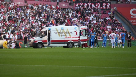 Son dakika! Süper Lig maçında korku dolu anlar: Ambulansla hastaneye kaldırıldı! - Futbol