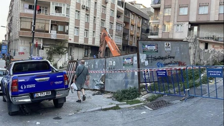 İstanbul'da duvar ve yol çöktü: Otomobil boşluğa düştü - Gündem