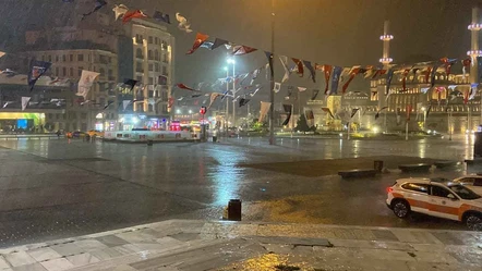 İstanbul'da gece saatlerinde aniden sağanak bastırdı! Peş peşe şimşekler çaktı - Gündem