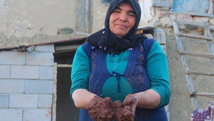 Bunu erkekler değil kadınlar yapar! Yıllardır gelir kapısı oldu, çamurla 6 çocuk büyüttü - Yaşam